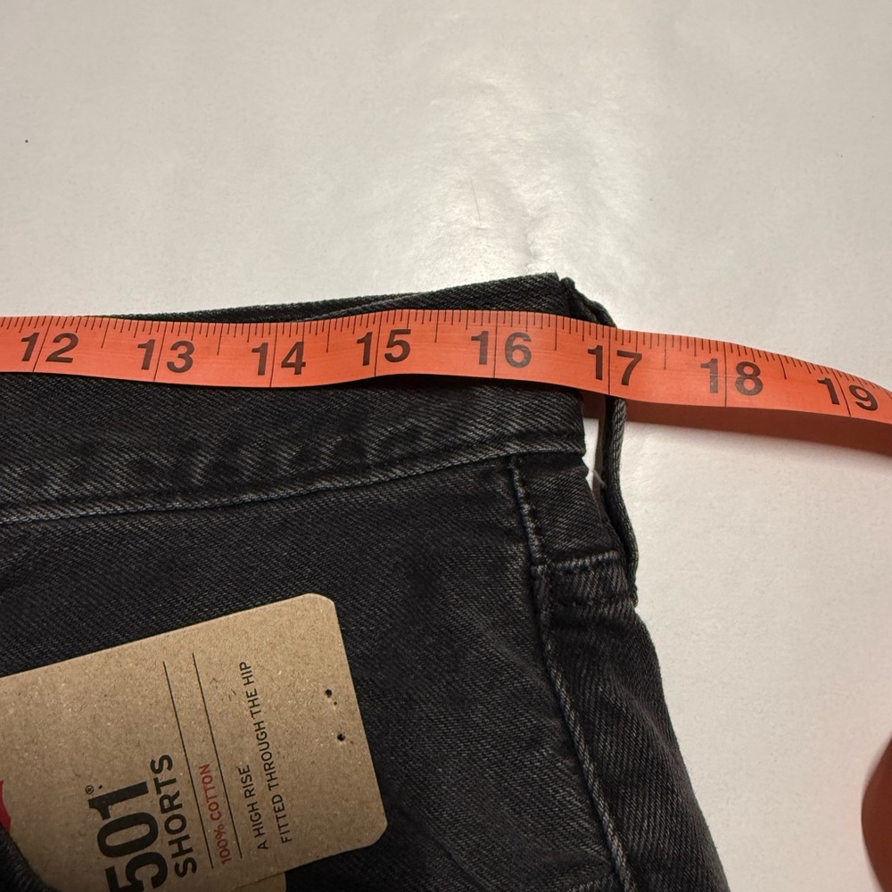 Levi’s Women high rise fitted denim shorts through the hip - Picture 6 of 10